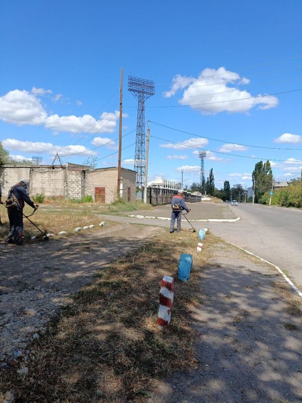 Коммунальщики продолжают работы на территории города Коммунальщики продолжают работы на территории города