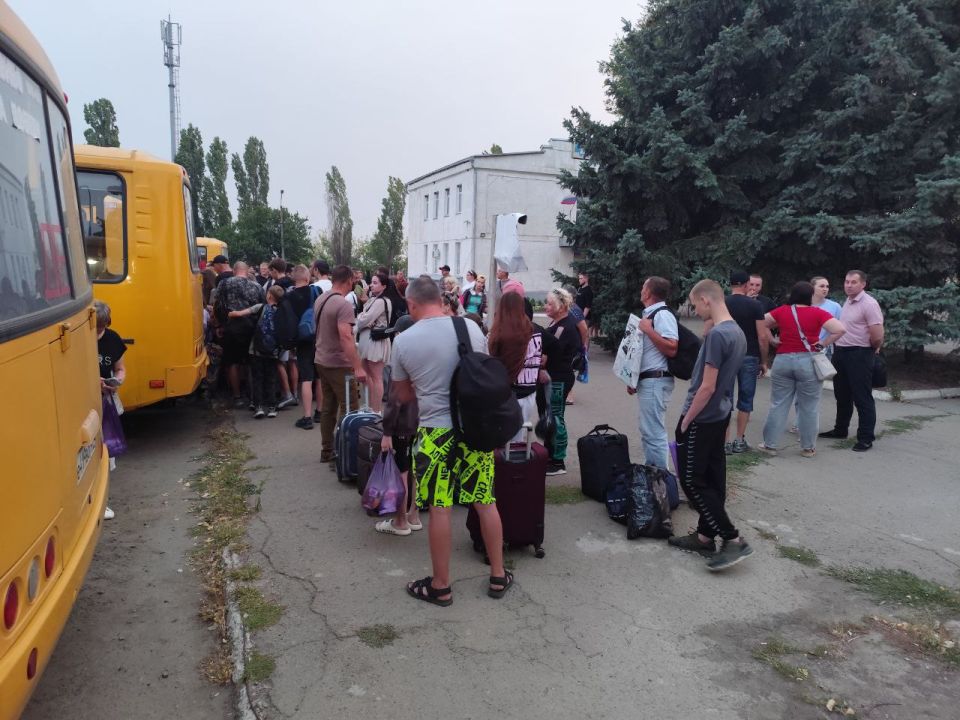 Обучающиеся образовательных учреждений Краснодонщины, при поддержке шефа-региона Курганской области, отправились в загородный оздоровительный лагерь «Чумляк» Обучающиеся образовательных учреждений Краснодонщины, при поддержке шефа-региона Курганской области, отправились в загородный оздоровительный лагерь «Чумляк»