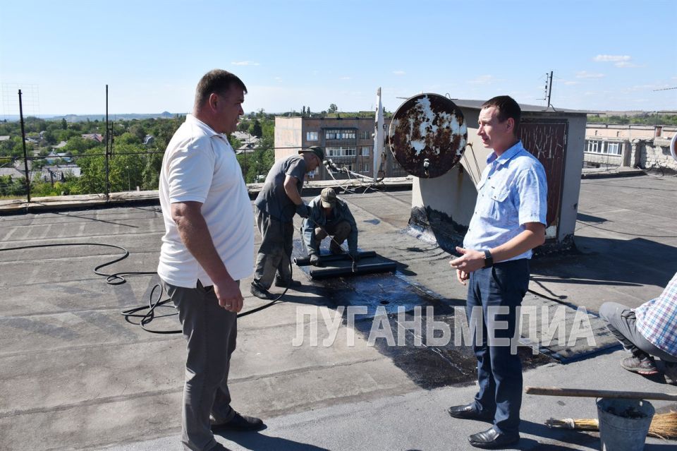 В Красном Луче восстанавливают кровлю многоэтажек В Красном Луче восстанавливают кровлю многоэтажек