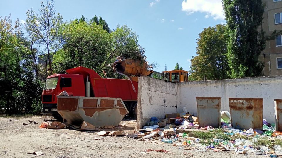 Коммунальные службы Стаханова вывезли за день 300 м мусора Коммунальные службы Стаханова вывезли за день 300 м мусора