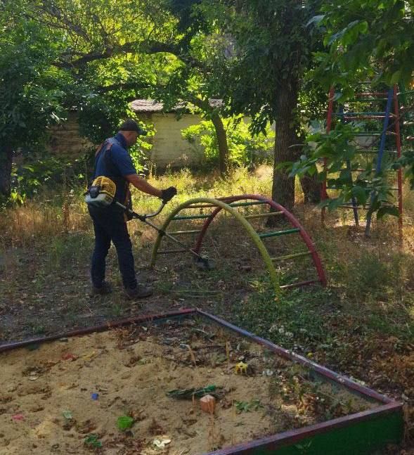 В Алчевске продолжаются работы по покосу травы В Алчевске продолжаются работы по покосу травы