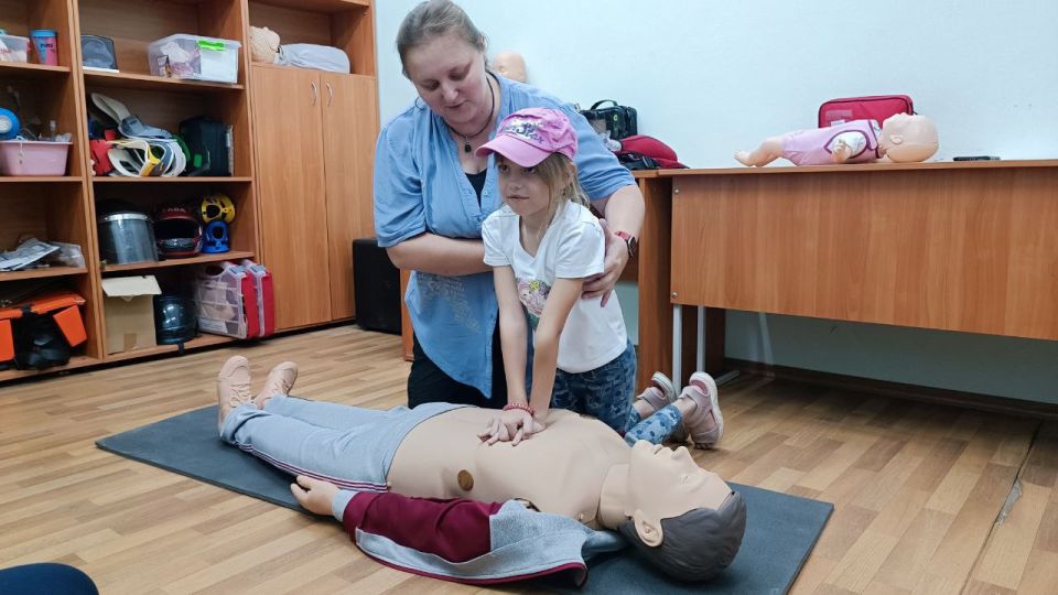После короткой остановки на мемориале Острая могила (уже были с ребятами из Боровенской школы в прошлом году) наша маленькая делегация посетила Луганский республиканский центр экстренной медицинской помощи и медецины... После короткой остановки на мемориале Острая могила (уже были с ребятами из Боровенской школы в прошлом году) наша маленькая делегация посетила Луганский республиканский центр экстренной медицинской помощи и медецины...