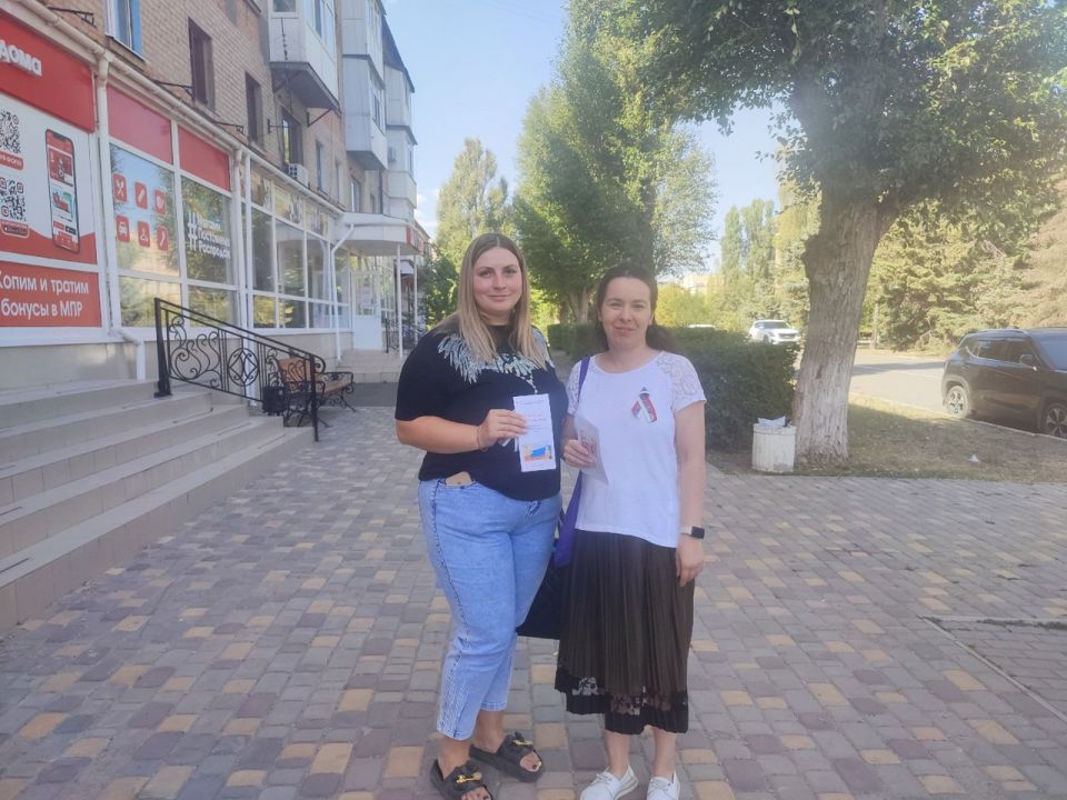 Сотрудники Лутугинской библиотеки провели на улицах города патриотическую акцию «Гордо реет флаг России» Сотрудники Лутугинской библиотеки провели на улицах города патриотическую акцию «Гордо реет флаг России»