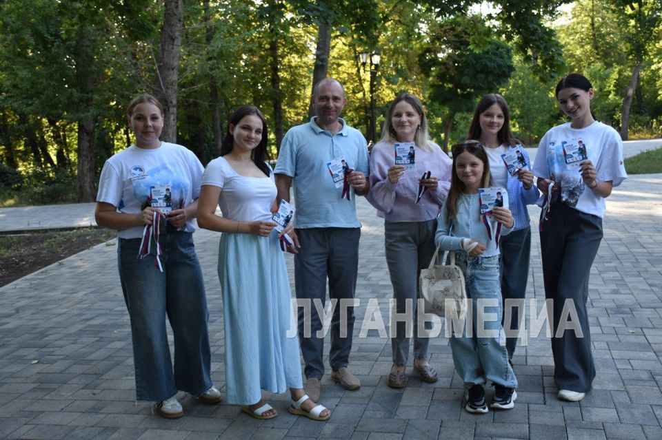 В Антраците стартовали тематические акции ко Дню Государственного флага России В Антраците стартовали тематические акции ко Дню Государственного флага России