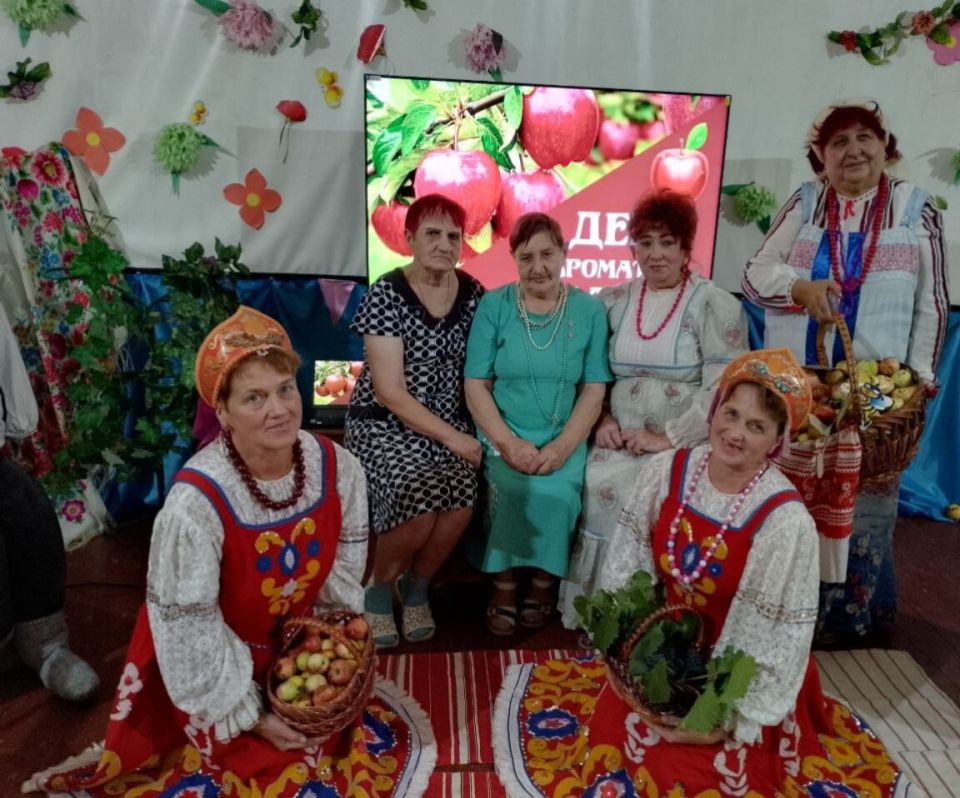В Комсомольском сельском доме культуры прошел вечер народных традиций «День с ароматом яблок» В Комсомольском сельском доме культуры прошел вечер народных традиций «День с ароматом яблок»