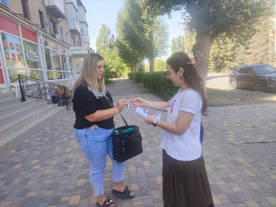 Сотрудники Лутугинской библиотеки провели на улицах города патриотическую акцию «Гордо реет флаг России» Сотрудники Лутугинской библиотеки провели на улицах города патриотическую акцию «Гордо реет флаг России»