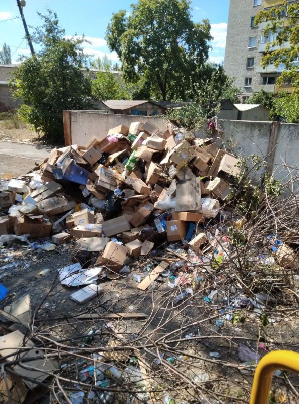 Работы по вывозу мусора и наведению чистоты на территориях возле площадок ТКО продолжаются Работы по вывозу мусора и наведению чистоты на территориях возле площадок ТКО продолжаются