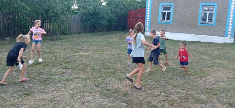 Игры для детей не просто развлечения, через игру ребенок познает мир, играя, он учится дружить, любить и веселиться Игры для детей не просто развлечения, через игру ребенок познает мир, играя, он учится дружить, любить и веселиться