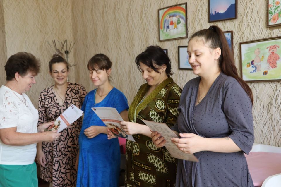 В городском роддоме Стаханова поздравили мамочек, которые родили малышей в преддверии Дня города В городском роддоме Стаханова поздравили мамочек, которые родили малышей в преддверии Дня города