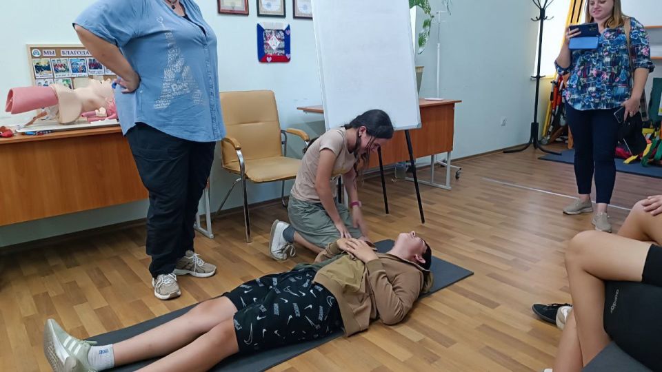 После короткой остановки на мемориале Острая могила (уже были с ребятами из Боровенской школы в прошлом году) наша маленькая делегация посетила Луганский республиканский центр экстренной медицинской помощи и медецины... После короткой остановки на мемориале Острая могила (уже были с ребятами из Боровенской школы в прошлом году) наша маленькая делегация посетила Луганский республиканский центр экстренной медицинской помощи и медецины...
