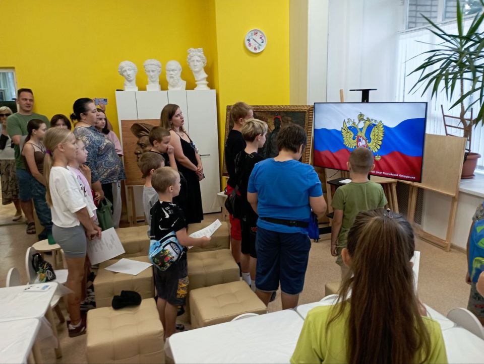 В Луганском художественном музее отметили День Государственного флага Российской Федерации! В Луганском художественном музее отметили День Государственного флага Российской Федерации!