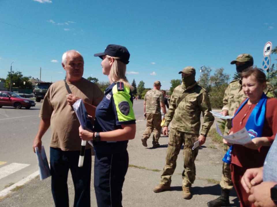 Акцию по безопасности дорожного движения провели в Новоайдаре Акцию по безопасности дорожного движения провели в Новоайдаре