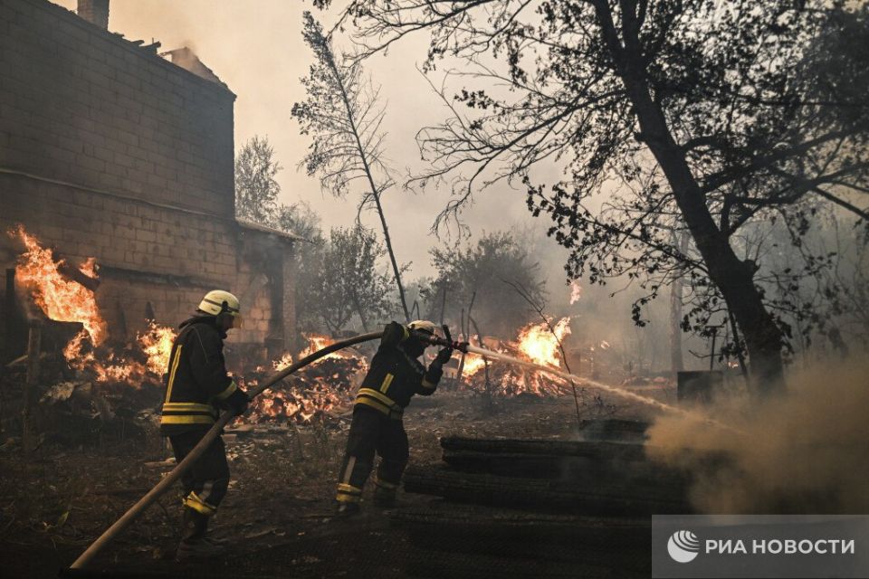 Спасатели ликвидировали открытый огонь на пожаре в Станично-Луганском округе ЛНР, сообщили РИА Новости местные власти Спасатели ликвидировали открытый огонь на пожаре в Станично-Луганском округе ЛНР, сообщили РИА Новости местные власти
