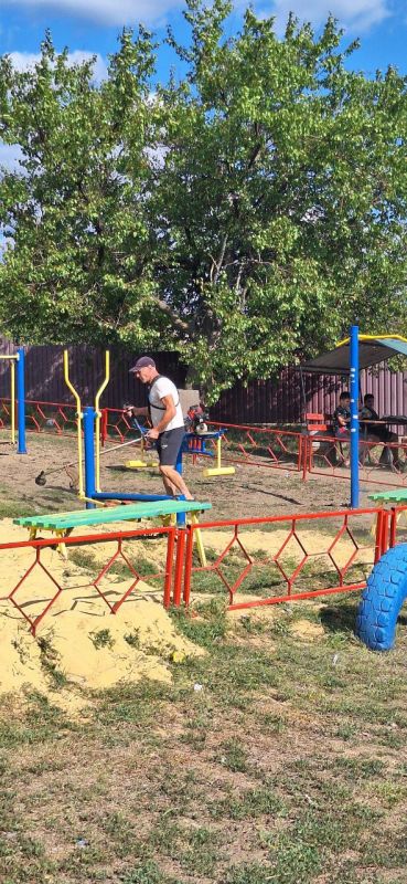 В Белокуракинском муниципальном округе проводятся работы по уборке и ремонту детских площадок В Белокуракинском муниципальном округе проводятся работы по уборке и ремонту детских площадок