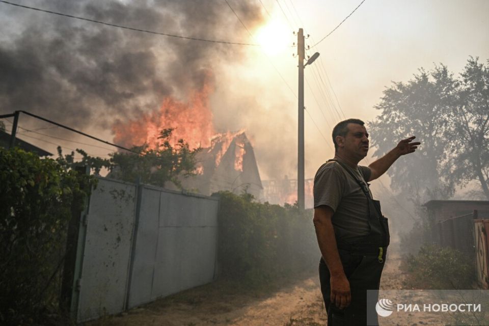 Спасатели ликвидировали открытый огонь на пожаре в Станично-Луганском округе ЛНР, сообщили РИА Новости местные власти Спасатели ликвидировали открытый огонь на пожаре в Станично-Луганском округе ЛНР, сообщили РИА Новости местные власти