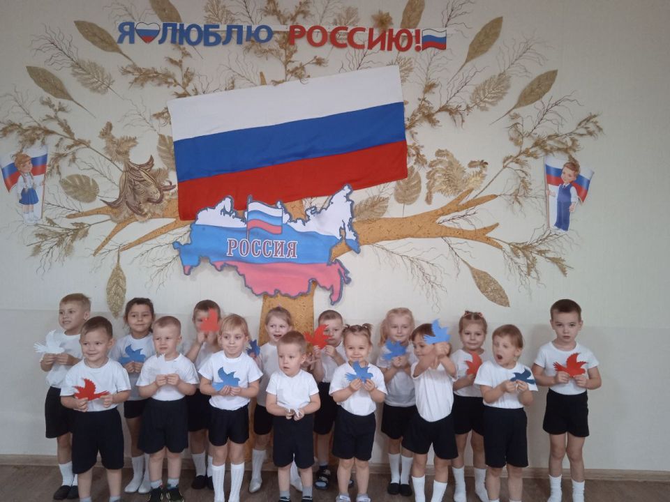 Для детей Родаковского детского сада провели мероприятия к Дню флага Российской Федерации Для детей Родаковского детского сада провели мероприятия к Дню флага Российской Федерации