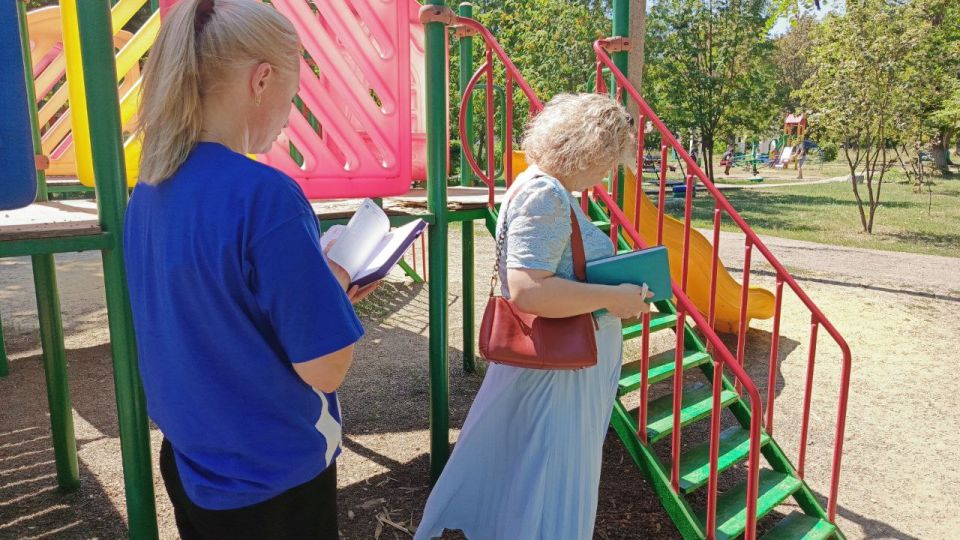 Свердловские единороссы продолжают оценивать безопасность детских площадок Свердловские единороссы продолжают оценивать безопасность детских площадок