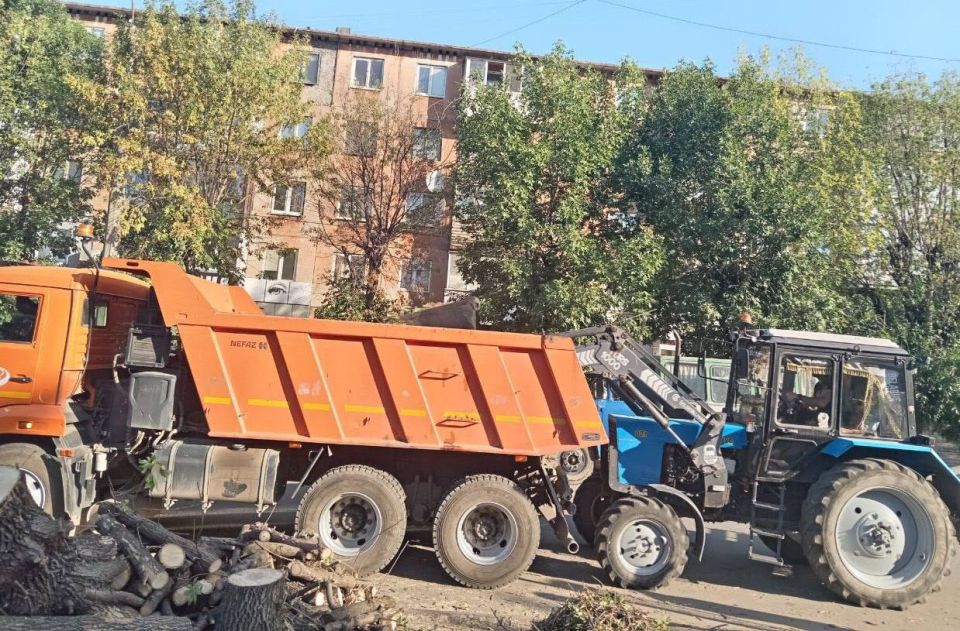 Коммунальные службы проводят работы на территории города Коммунальные службы проводят работы на территории города