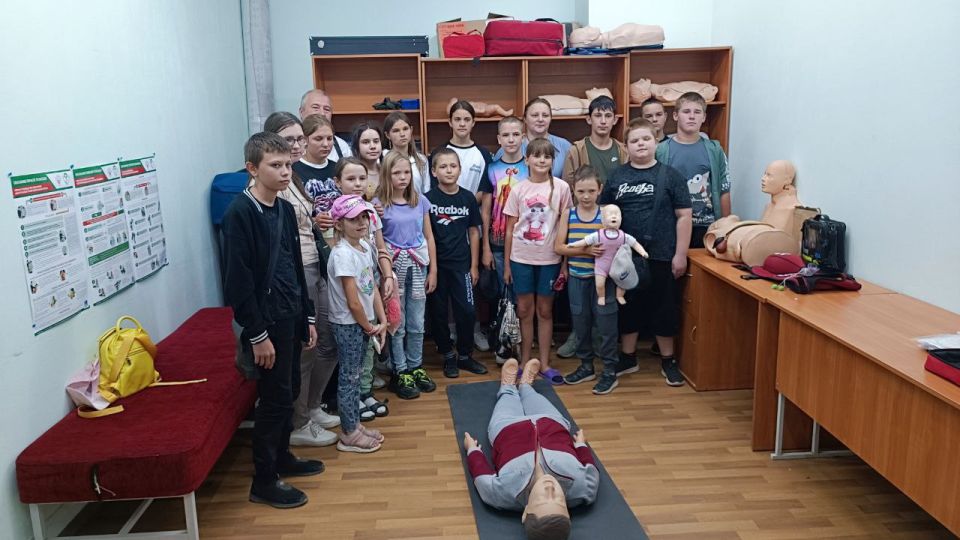 После короткой остановки на мемориале Острая могила (уже были с ребятами из Боровенской школы в прошлом году) наша маленькая делегация посетила Луганский республиканский центр экстренной медицинской помощи и медецины... После короткой остановки на мемориале Острая могила (уже были с ребятами из Боровенской школы в прошлом году) наша маленькая делегация посетила Луганский республиканский центр экстренной медицинской помощи и медецины...