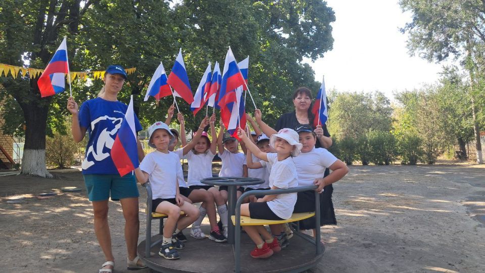Для детей Родаковского детского сада провели мероприятия к Дню флага Российской Федерации Для детей Родаковского детского сада провели мероприятия к Дню флага Российской Федерации