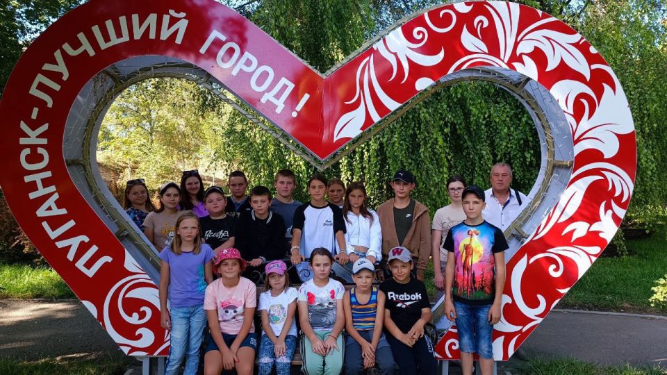 После вкусного обеда вместе с ребятами из Боровенской школы поехали в гости к нашим старым друзьям, в Луганский парк 1 мая После вкусного обеда вместе с ребятами из Боровенской школы поехали в гости к нашим старым друзьям, в Луганский парк 1 мая