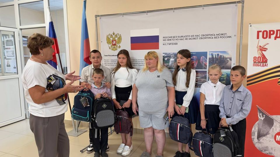 Елена Рахмукова: В Антрацитовском муниципальном округе продолжается добрая акция «Собери ребёнка в школу» Елена Рахмукова: В Антрацитовском муниципальном округе продолжается добрая акция «Собери ребёнка в школу»