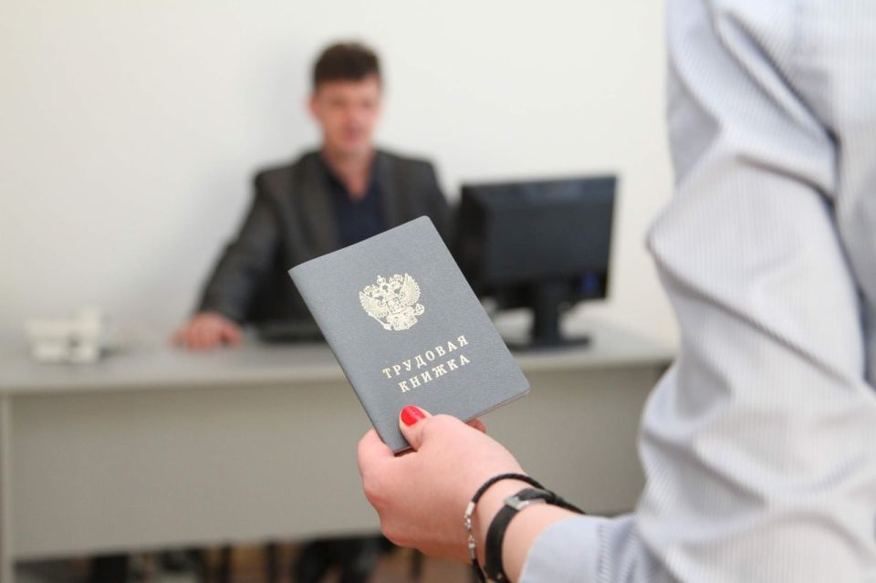 ЦИФРА ДНЯ. Республиканский центр занятости населения за 7 месяцев 2025 года трудоустроил 2477 человек Наиболее популярными профессиями и специальностями стали: водитель автомобиля, продавец продовольственных товаров...