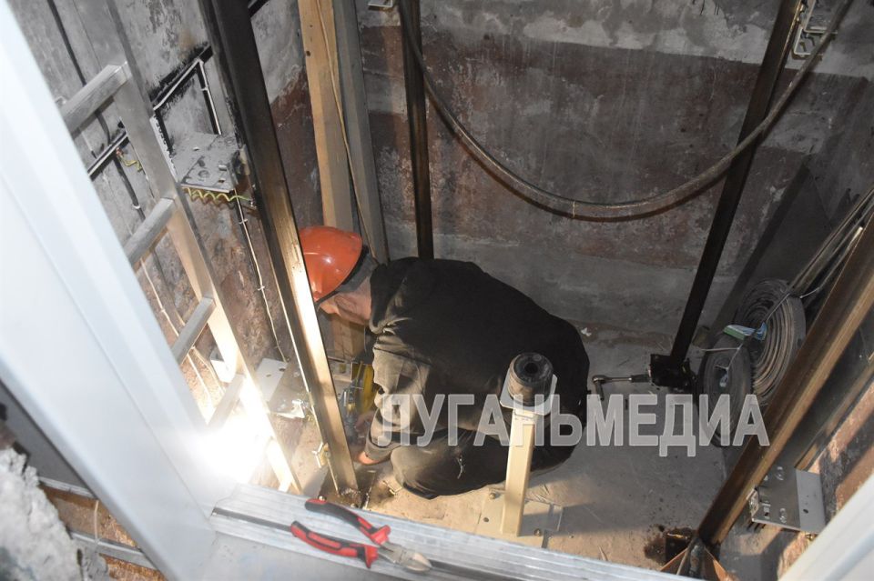 В Ровеньках продолжаются работы по замене лифтового оборудования В Ровеньках продолжаются работы по замене лифтового оборудования