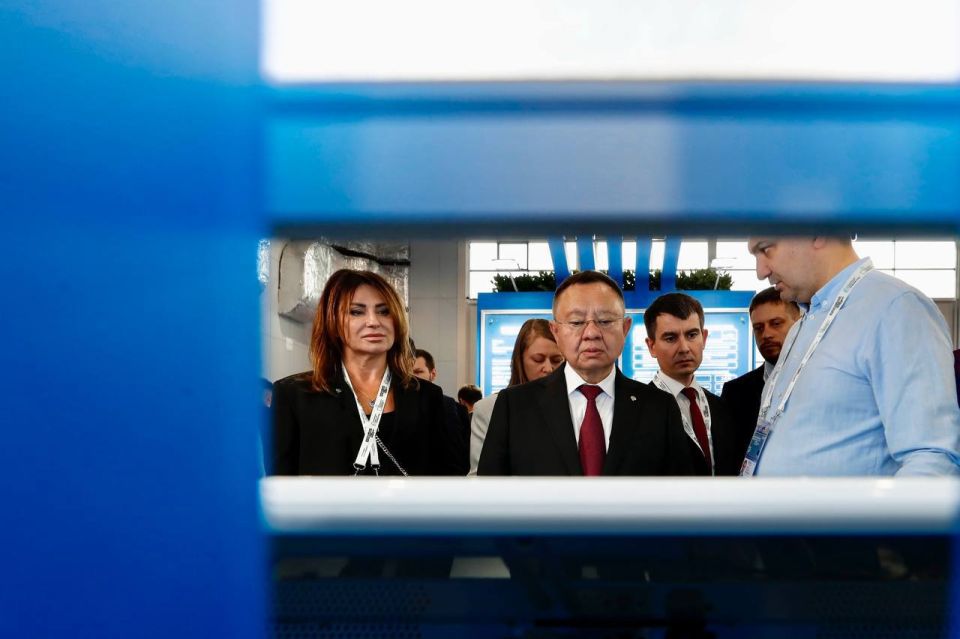 Министр строительства и ЖКХ РФ Ирек Файзуллин осмотрел экспозицию на X Всероссийском форуме «Развитие малых городов и исторических поселений» Министр строительства и ЖКХ РФ Ирек Файзуллин осмотрел экспозицию на X Всероссийском форуме «Развитие малых городов и исторических поселений»