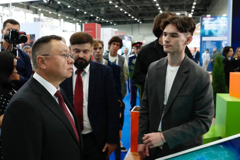 Министр строительства и ЖКХ РФ Ирек Файзуллин осмотрел экспозицию на X Всероссийском форуме «Развитие малых городов и исторических поселений» Министр строительства и ЖКХ РФ Ирек Файзуллин осмотрел экспозицию на X Всероссийском форуме «Развитие малых городов и исторических поселений»