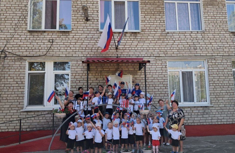 Для детей Родаковского детского сада провели мероприятия к Дню флага Российской Федерации Для детей Родаковского детского сада провели мероприятия к Дню флага Российской Федерации
