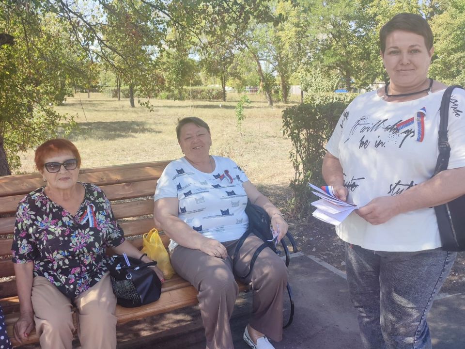 Сотрудники Лутугинской библиотеки провели на улицах города патриотическую акцию «Гордо реет флаг России» Сотрудники Лутугинской библиотеки провели на улицах города патриотическую акцию «Гордо реет флаг России»
