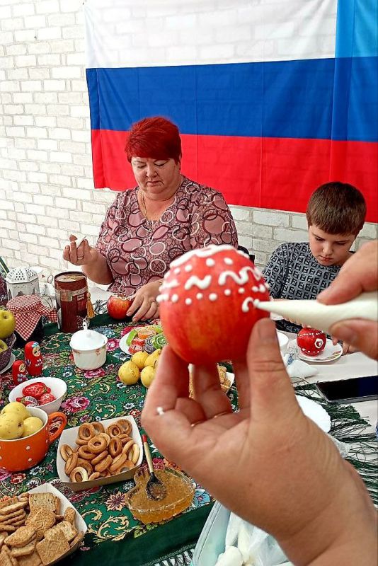 В селе Плугатарь, в первичном отделении №13, активисты «Единой России» совместно с сотрудниками библиотеки в поддержку партпроекта «Культура малой Родины» организовали мероприятии «Что Спас нам припас» в местном доме культуры В селе Плугатарь, в первичном отделении №13, активисты «Единой России» совместно с сотрудниками библиотеки в поддержку партпроекта «Культура малой Родины» организовали мероприятии «Что Спас нам припас» в местном доме культуры