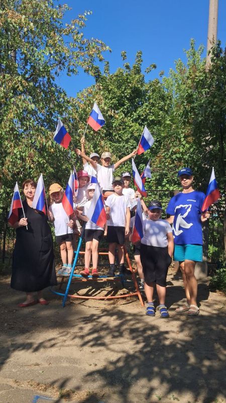 Для детей Родаковского детского сада провели мероприятия к Дню флага Российской Федерации Для детей Родаковского детского сада провели мероприятия к Дню флага Российской Федерации