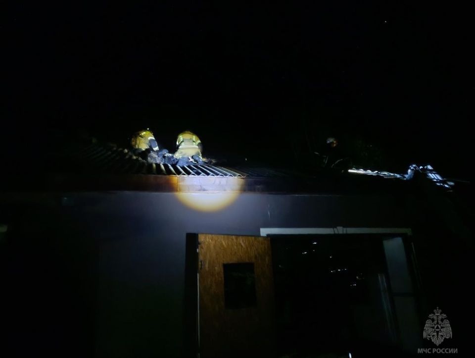 Спасатели оперативно ликвидировали ночной пожар в частном доме Кировска Спасатели оперативно ликвидировали ночной пожар в частном доме Кировска