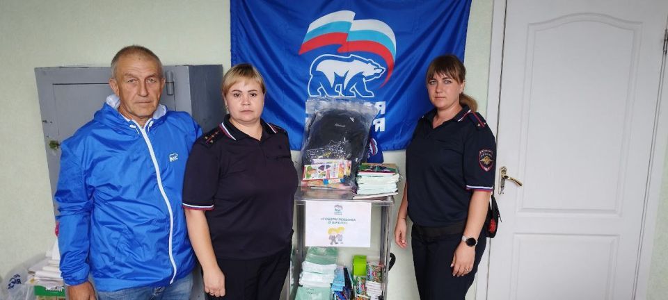 Правоохранители Троицкого приняли участие в акции «Собери ребёнка в школу»