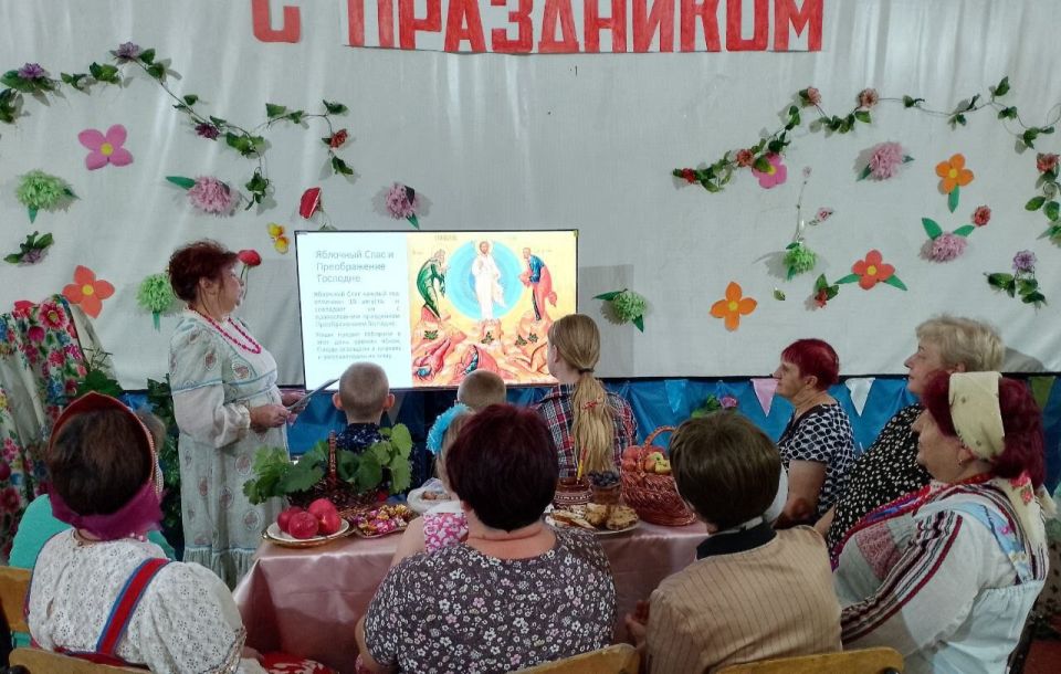 В Комсомольском сельском доме культуры прошел вечер народных традиций «День с ароматом яблок» В Комсомольском сельском доме культуры прошел вечер народных традиций «День с ароматом яблок»