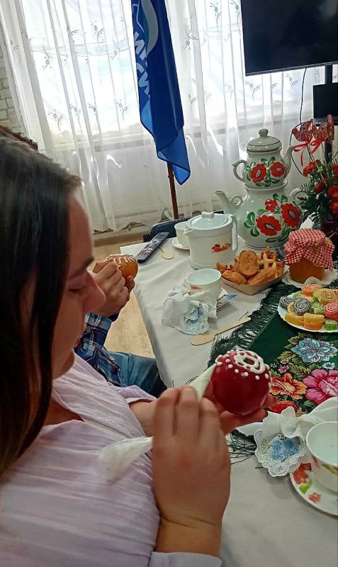 В селе Плугатарь, в первичном отделении №13, активисты «Единой России» совместно с сотрудниками библиотеки в поддержку партпроекта «Культура малой Родины» организовали мероприятии «Что Спас нам припас» в местном доме культуры В селе Плугатарь, в первичном отделении №13, активисты «Единой России» совместно с сотрудниками библиотеки в поддержку партпроекта «Культура малой Родины» организовали мероприятии «Что Спас нам припас» в местном доме культуры