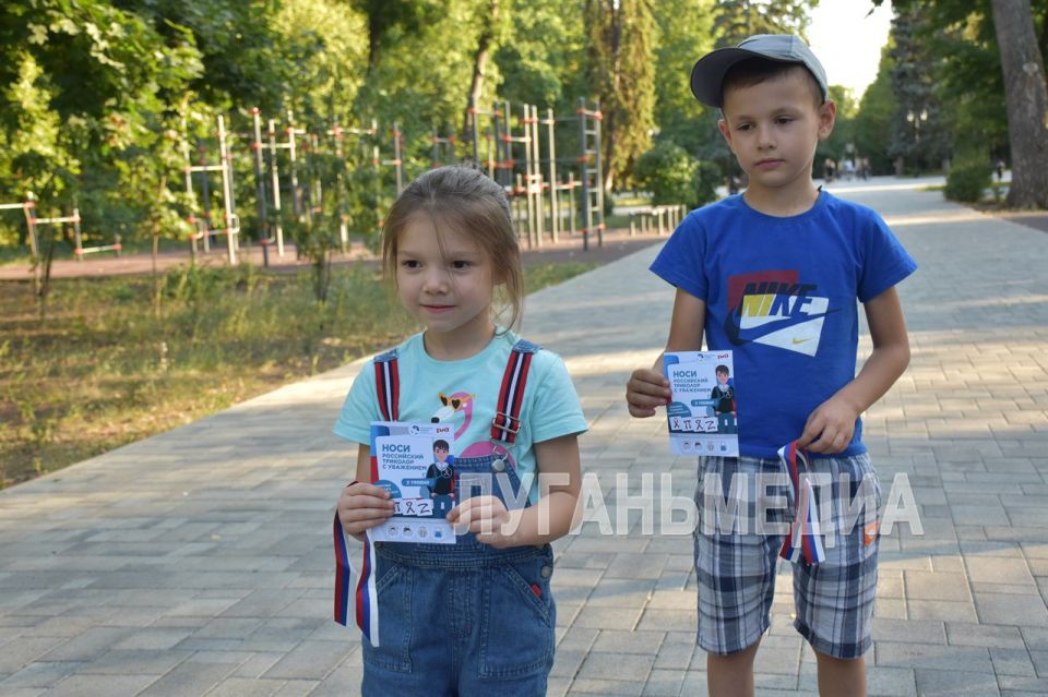 В Антраците стартовали тематические акции ко Дню Государственного флага России В Антраците стартовали тематические акции ко Дню Государственного флага России