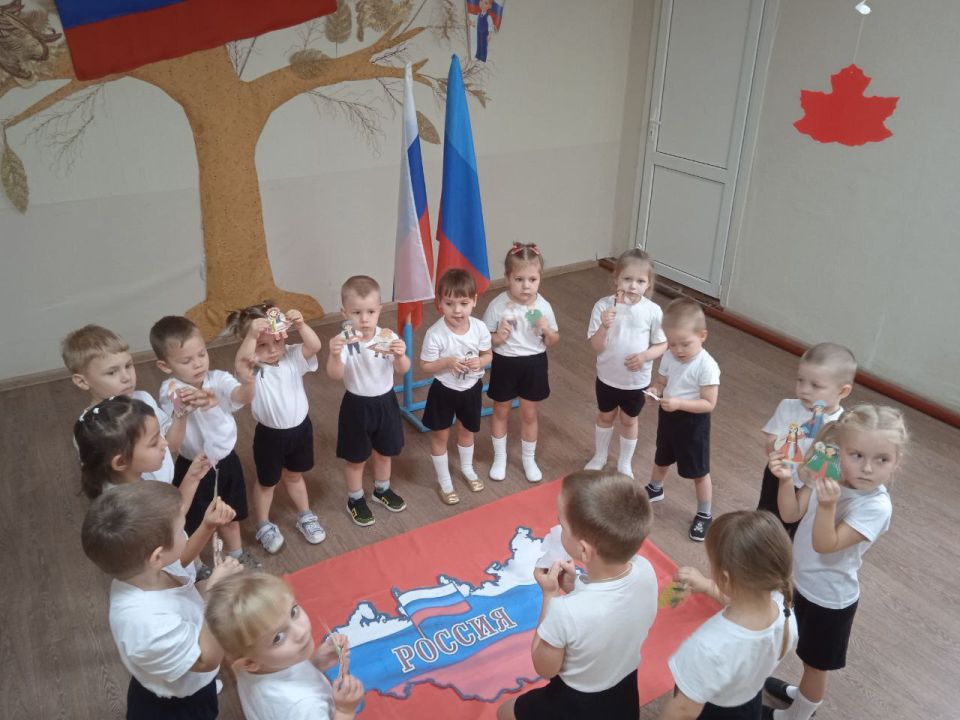 Для детей Родаковского детского сада провели мероприятия к Дню флага Российской Федерации Для детей Родаковского детского сада провели мероприятия к Дню флага Российской Федерации