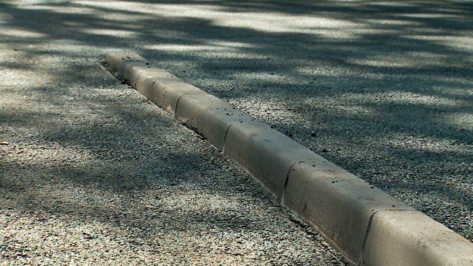 На детской площадке рядом с «Аллеей Дружбы» тюменские строители уложили асфальт На детской площадке рядом с «Аллеей Дружбы» тюменские строители уложили асфальт