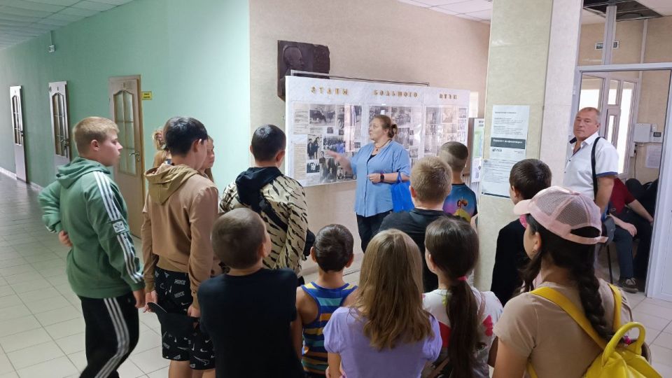 После короткой остановки на мемориале Острая могила (уже были с ребятами из Боровенской школы в прошлом году) наша маленькая делегация посетила Луганский республиканский центр экстренной медицинской помощи и медецины... После короткой остановки на мемориале Острая могила (уже были с ребятами из Боровенской школы в прошлом году) наша маленькая делегация посетила Луганский республиканский центр экстренной медицинской помощи и медецины...