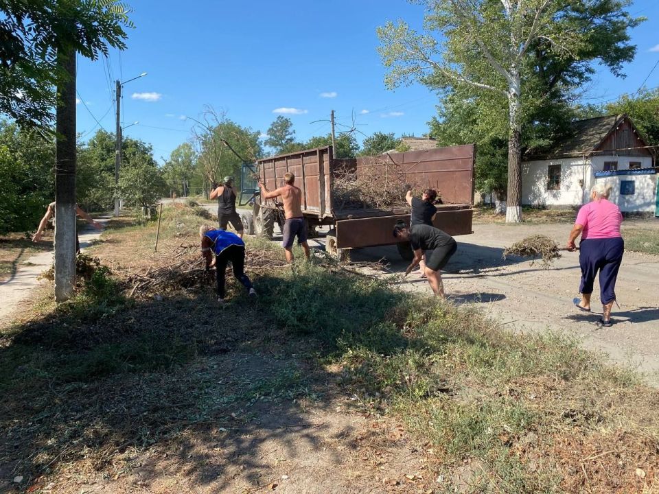 В селе Дьяково Антрацитовского муниципального округа состоялся субботник по очистке центральной улицы Ленина В селе Дьяково Антрацитовского муниципального округа состоялся субботник по очистке центральной улицы Ленина