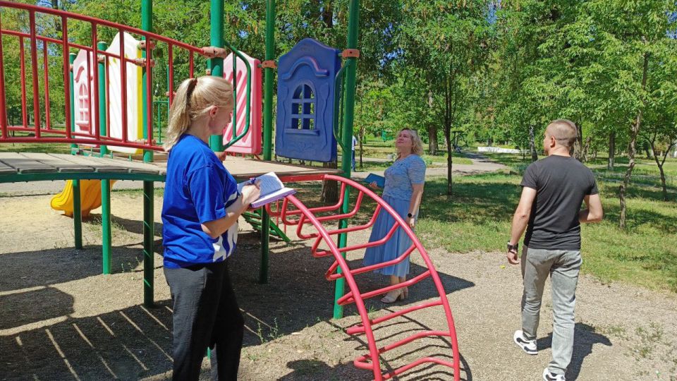 Свердловские единороссы продолжают оценивать безопасность детских площадок Свердловские единороссы продолжают оценивать безопасность детских площадок