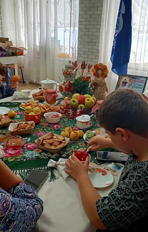 В селе Плугатарь, в первичном отделении №13, активисты «Единой России» совместно с сотрудниками библиотеки в поддержку партпроекта «Культура малой Родины» организовали мероприятии «Что Спас нам припас» в местном доме культуры В селе Плугатарь, в первичном отделении №13, активисты «Единой России» совместно с сотрудниками библиотеки в поддержку партпроекта «Культура малой Родины» организовали мероприятии «Что Спас нам припас» в местном доме культуры