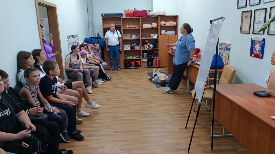 После короткой остановки на мемориале Острая могила (уже были с ребятами из Боровенской школы в прошлом году) наша маленькая делегация посетила Луганский республиканский центр экстренной медицинской помощи и медецины... После короткой остановки на мемориале Острая могила (уже были с ребятами из Боровенской школы в прошлом году) наша маленькая делегация посетила Луганский республиканский центр экстренной медицинской помощи и медецины...