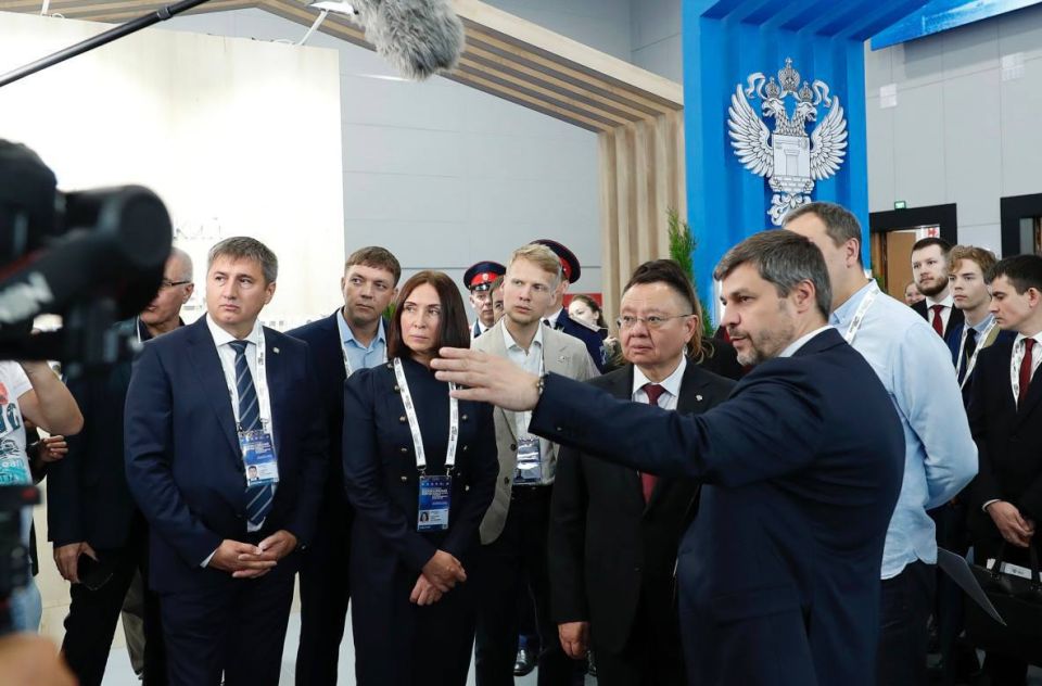 Министр строительства и ЖКХ РФ Ирек Файзуллин осмотрел экспозицию на X Всероссийском форуме «Развитие малых городов и исторических поселений» Министр строительства и ЖКХ РФ Ирек Файзуллин осмотрел экспозицию на X Всероссийском форуме «Развитие малых городов и исторических поселений»