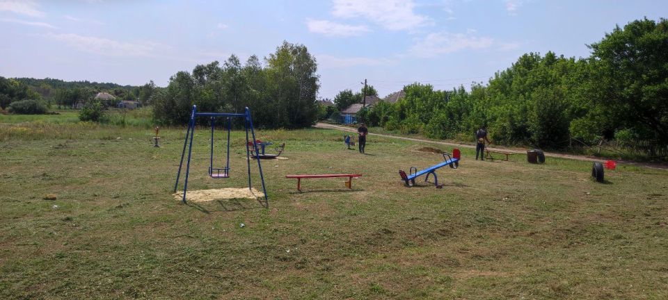 В Белокуракинском муниципальном округе проводятся работы по уборке и ремонту детских площадок В Белокуракинском муниципальном округе проводятся работы по уборке и ремонту детских площадок