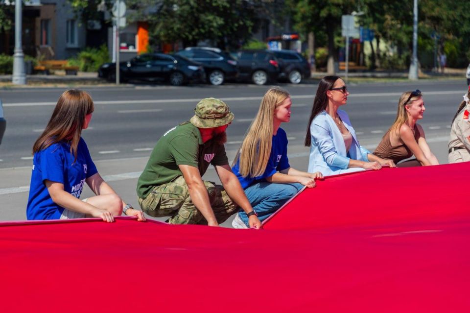 Более 150 молодежных активистов развернули 60-метровый триколор в преддверии Дня Государственного флага России у памятника Воинам-освободителям в Луганске Более 150 молодежных активистов развернули 60-метровый триколор в преддверии Дня Государственного флага России у памятника Воинам-освободителям в Луганске