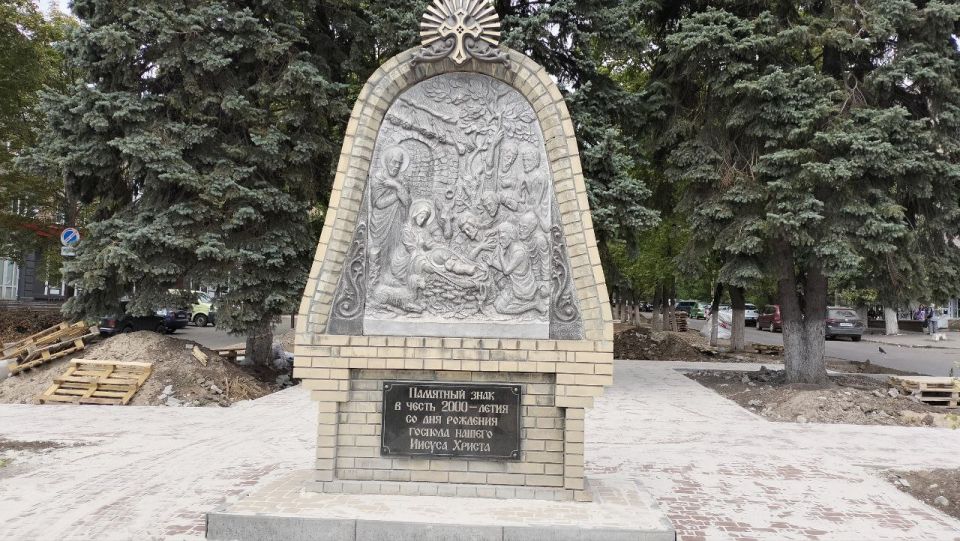 В Ровеньках продолжаются работы по благоустройству аллеи по улице Ленина В Ровеньках продолжаются работы по благоустройству аллеи по улице Ленина